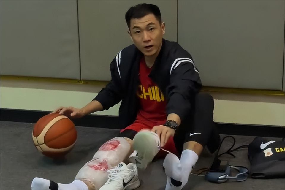 中国队全员, 手后卫塔克, 两大主力受
